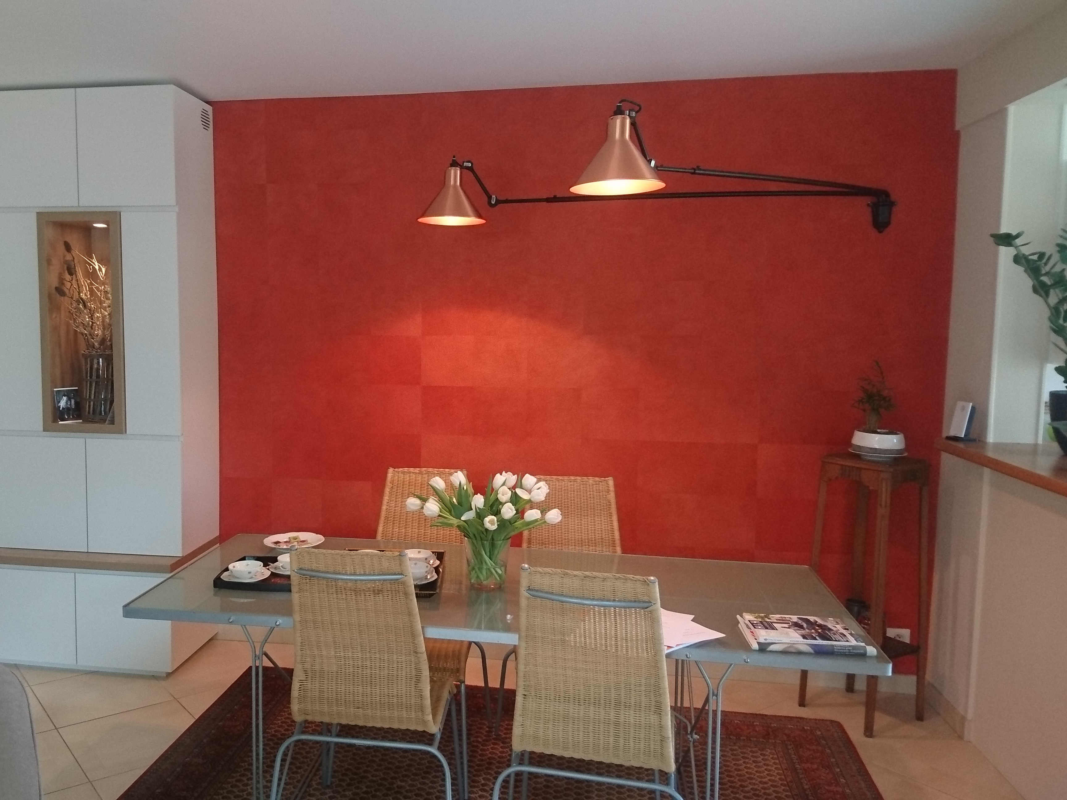 sejour avec un papier peint rouge
